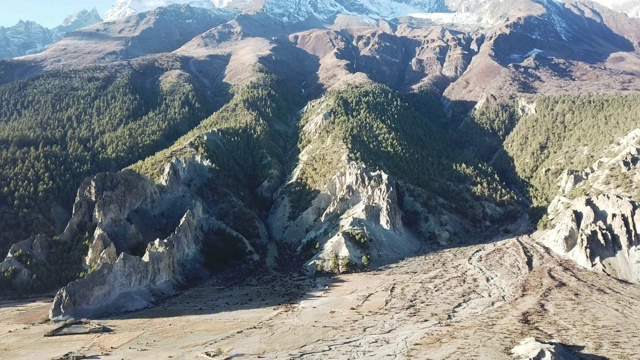 尼泊尔喜马拉雅山马南谷贫瘠的山坡。这里几乎没有任何植物，一些树在山坡上，灰尘和干燥的地面周围。安纳普尔纳峰电路长途跋涉。高山。苛刻的条件视频素材