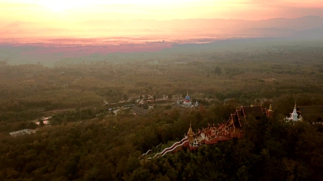 鸟瞰图Wat Phra That Doi Phra Chan寺庙在小山丘上的乡村南邦省泰国拂晓。视频素材