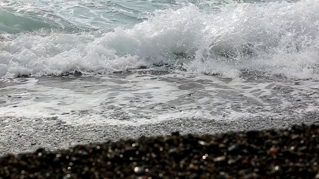 海浪在卵石滩上冲浪，暑假在海边视频素材