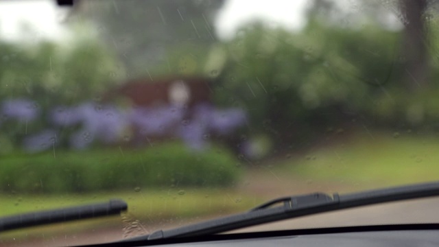 雨刷清除雨水的慢动作视频素材