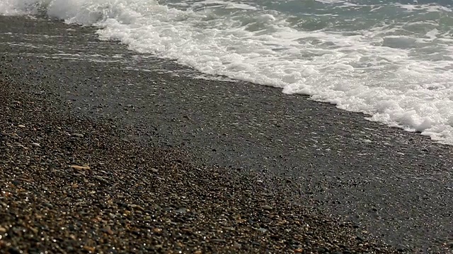 海浪在卵石滩上冲浪，暑假在海边视频素材