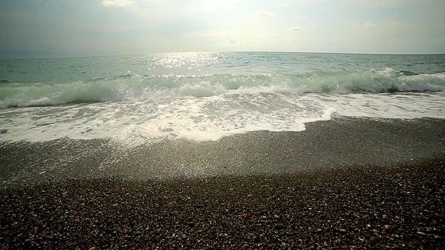 海浪在卵石滩上冲浪，暑假在海边视频素材