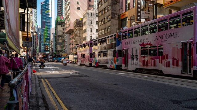 慢镜头:香港市中心上环西市场海鲜干及食补街的行人及交通背景视频素材