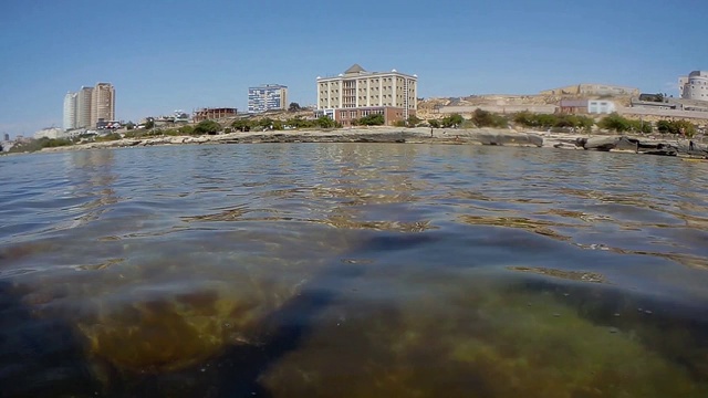 里海的水面和水下。视频素材