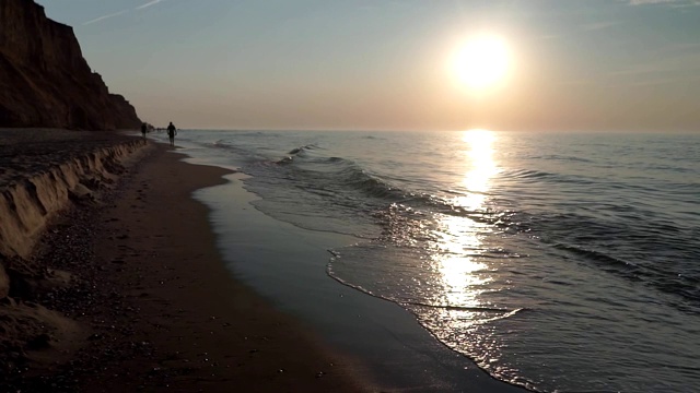 日出时俯瞰大海。美丽的海上风景。视频素材