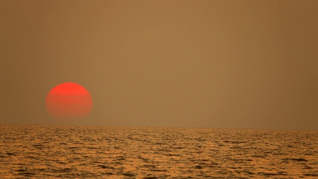 海面上的日落。视频素材