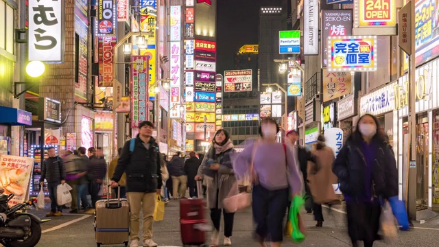 时光流逝:东京新宿歌舞伎町挤满了行人和游客视频素材