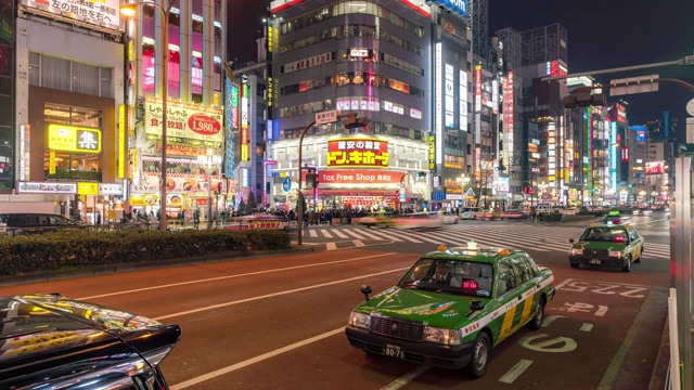 时光流逝:东京新宿歌舞伎町挤满了行人和游客视频素材