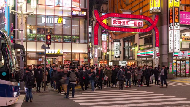 时光流逝:东京新宿歌舞伎町挤满了行人和游客视频素材