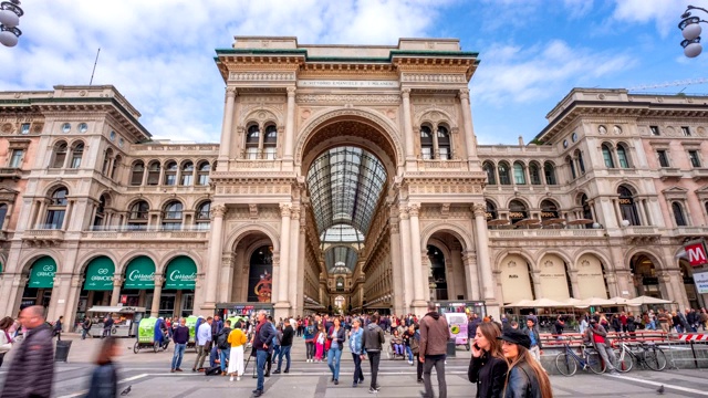 4K时光流逝:游客在意大利米兰购物画廊vittorio emanuele正面旅游视频下载