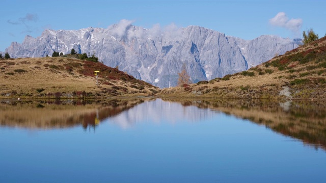 秋季高山Kleiner Paarsee或Paarsee湖，多尔夫加施泰因，奥地利萨尔茨堡州视频素材