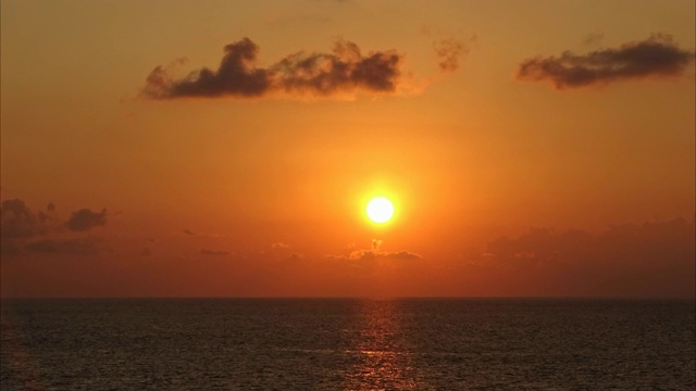 海岸的海洋，红色的夕阳视频素材