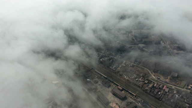 雾霾和污染在城市上空的鸟瞰图视频素材