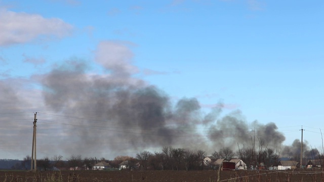 村子上空浓烟滚滚。村子着火了。视频素材