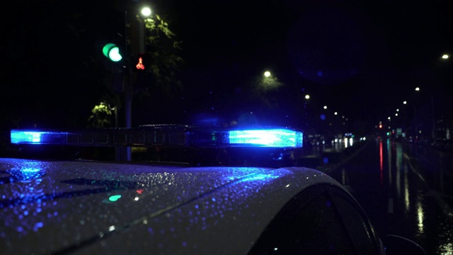 警察巡逻车在雨中鸣笛视频素材