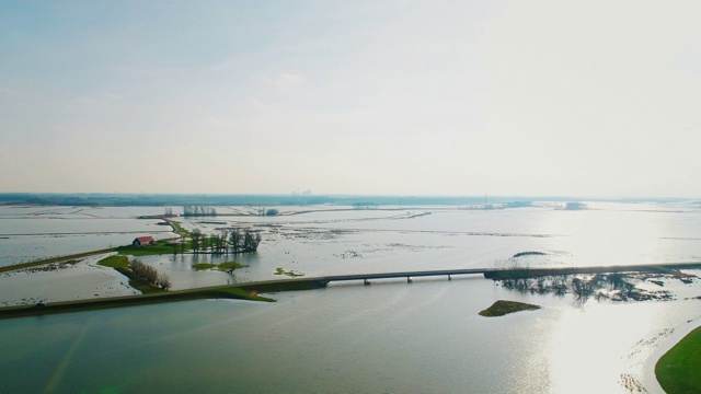 田野和河流，洪水横跨指定区域的景观。视频下载