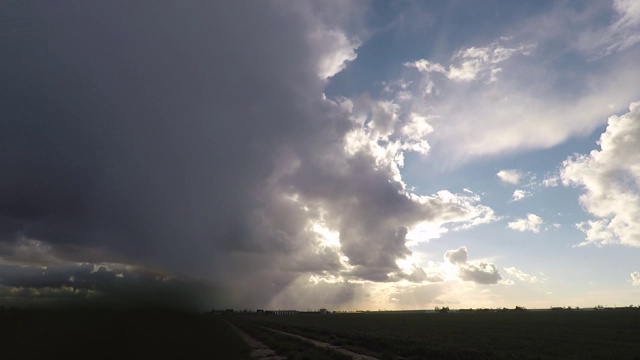 一场令人惊叹的春雨在荷兰大地上落下视频素材