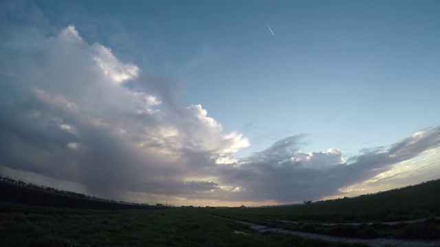 荷兰乡村一场四月阵雨的运动和发展视频素材