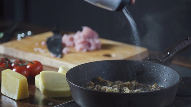 厨师正在热锅里腌制蘑菇和炸鸡。在烹饪食物。健康营养的美食厨房。做顿饭。准备吃的食物。美味的菜。做饭吃。家餐厅。视频素材