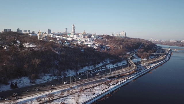 无人机拍摄的4K航拍视频。道路交叉处位于乌克兰基辅的地铁波兹尼亚基高速公路和有汽车和卡车的立交桥、立交桥、道路交叉处。Dolly-out运动视频素材