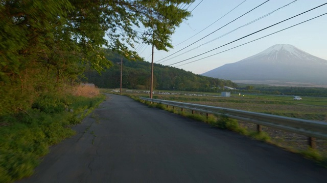 在通往富士山的乡间小路上行驶视频素材