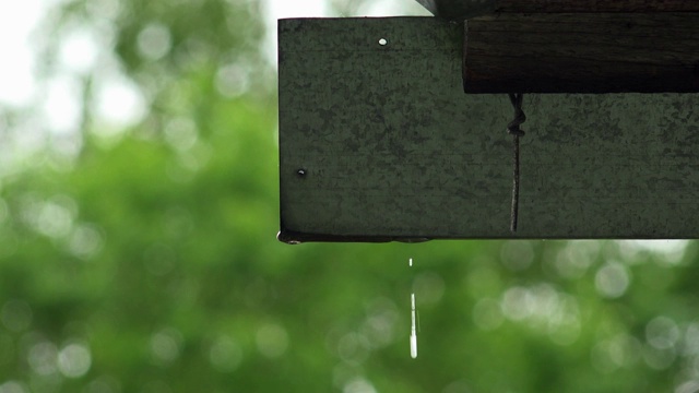 雨滴从屋顶滴落下来。4 k。视频素材