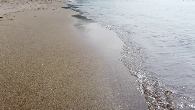 海浪拍打着卵石。海上冲浪。海浪冲击着岸边的卵石。夏日海滨度假概念视频素材