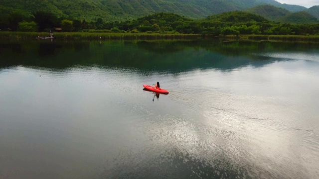 在泰国的湖上和山上划皮艇的女人视频素材