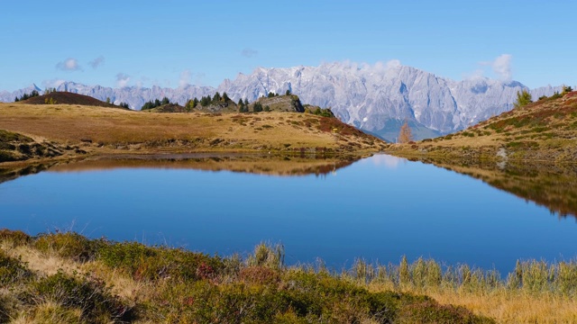 秋季高山Kleiner Paarsee或Paarsee湖，多尔夫加施泰因，奥地利萨尔茨堡州视频素材