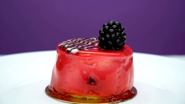 美味的水果纸杯蛋糕配白奶油和新鲜的红和黑莓片视频素材