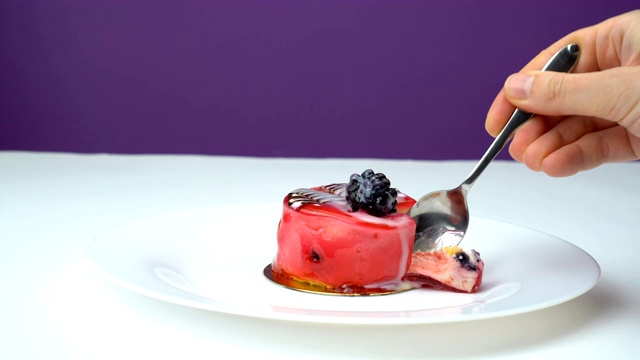 近匙和水果纸杯蛋糕与白奶油和新鲜的红和黑莓片视频素材