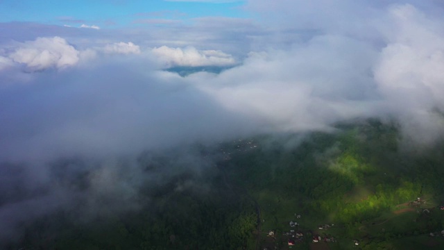 飞越令人惊叹的热带雨林，鸟瞰日出时雾气弥漫的热带雨林。4 k航拍视频中,视频素材