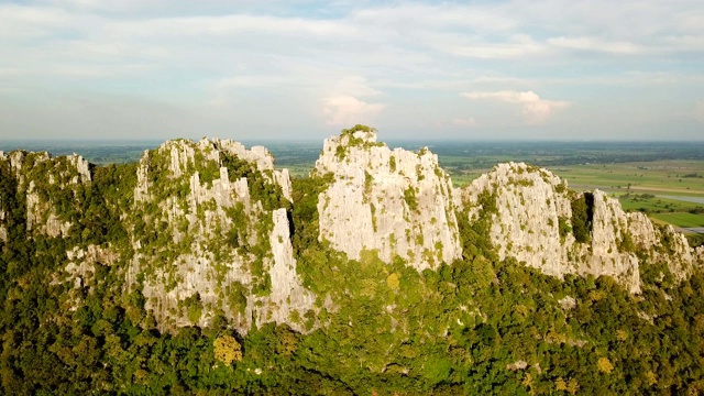 泰国石灰岩山鸟瞰图视频素材