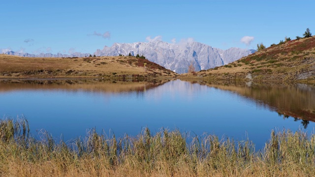 秋季高山Kleiner Paarsee或Paarsee湖，多尔夫加施泰因，奥地利萨尔茨堡州视频素材