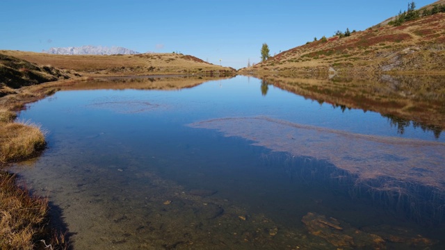 秋季高山Kleiner Paarsee或Paarsee湖，多尔夫加施泰因，奥地利萨尔茨堡州视频素材