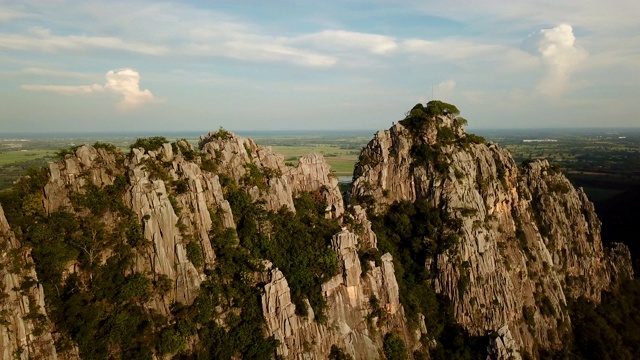 泰国石灰岩山鸟瞰图视频素材