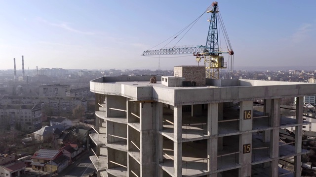 某城市在建高层公寓楼混凝土框架鸟瞰图视频素材