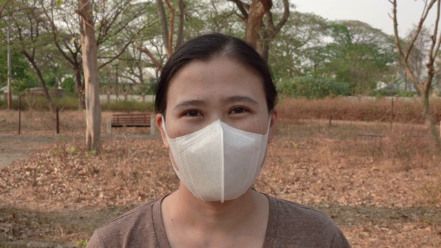 戴着医用口罩的女人看着镜头视频素材