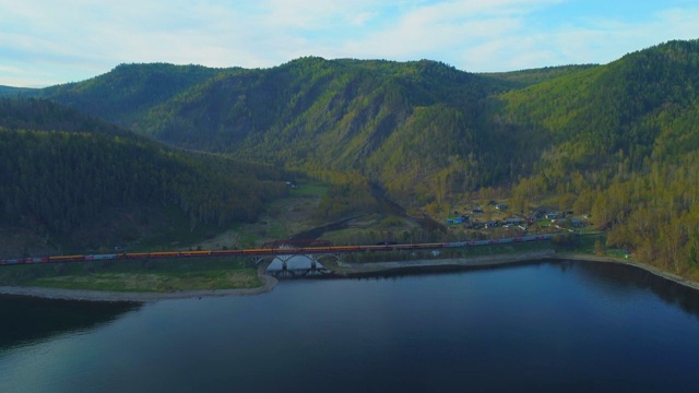 空中攀登:美丽平静的湖泊和雄伟的山景通过长火车-贝加尔湖，俄罗斯视频素材