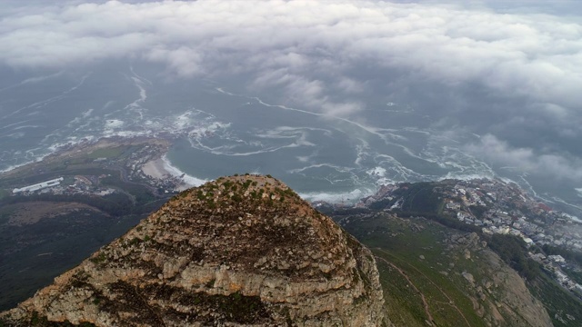 航拍的山峰在一个阴天的风景海湾，无人机向前飞行-开普敦，南非视频素材