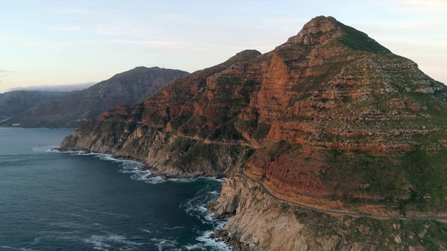 航拍的风景优美的沿海公路上的一座惊人的山，无人机飞向山-开普敦，南非视频素材