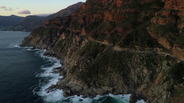 航拍的风景优美的沿海公路上一座令人惊叹的山，无人机飞向山-开普敦，南非视频素材