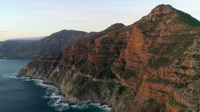 航拍的风景优美的沿海公路上一个可怕的山，无人机飞向山区-开普敦，南非视频素材