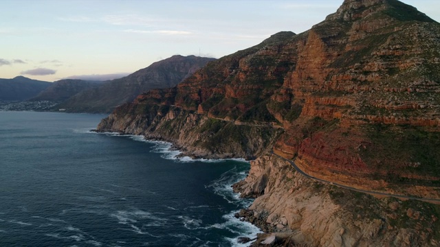 航拍的风景优美的沿海公路上的一座惊人的山，无人机从山向后飞行-开普敦，南非视频素材