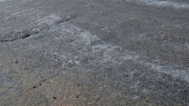 高角度的水流动的岩石上的河流- Ilhabela，巴西视频素材