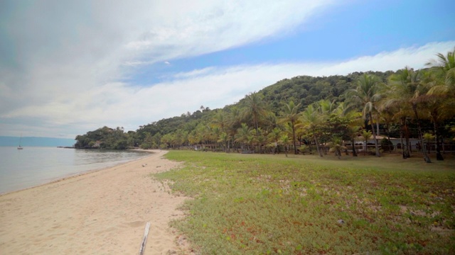 巴西Ilhabela，海滩与天空的风景，陆地与海洋的树木视频素材