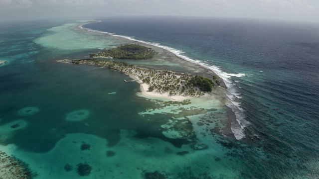 空中扫视岛屿在海中对天空-椰子梅礁，伯利兹视频素材