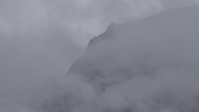 低角度的山峰被雾包围的森林天空-不列颠哥伦比亚省，贝拉库拉视频素材