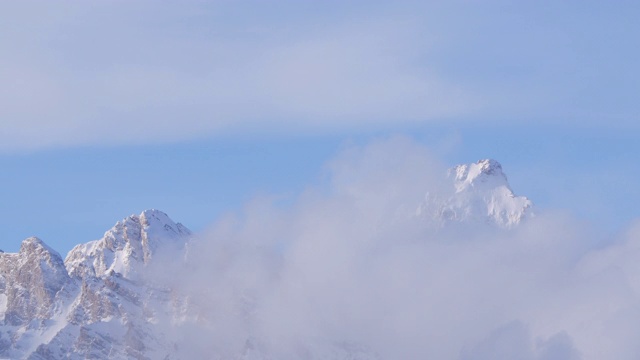 低角度的雪山山峰下的雾反对蓝色的天空-杰克逊，怀俄明州视频素材