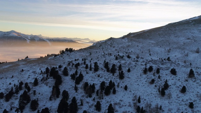 空中平移拍摄的云在雪山对天空在日出-福尔克特，奥地利视频素材